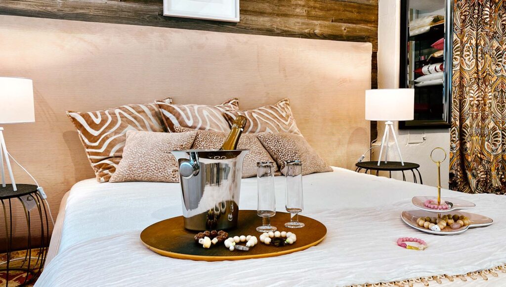 Bett in Cord im Chalet-Stil mit Champagnerkühler - Rosenheimer Werkstaetten