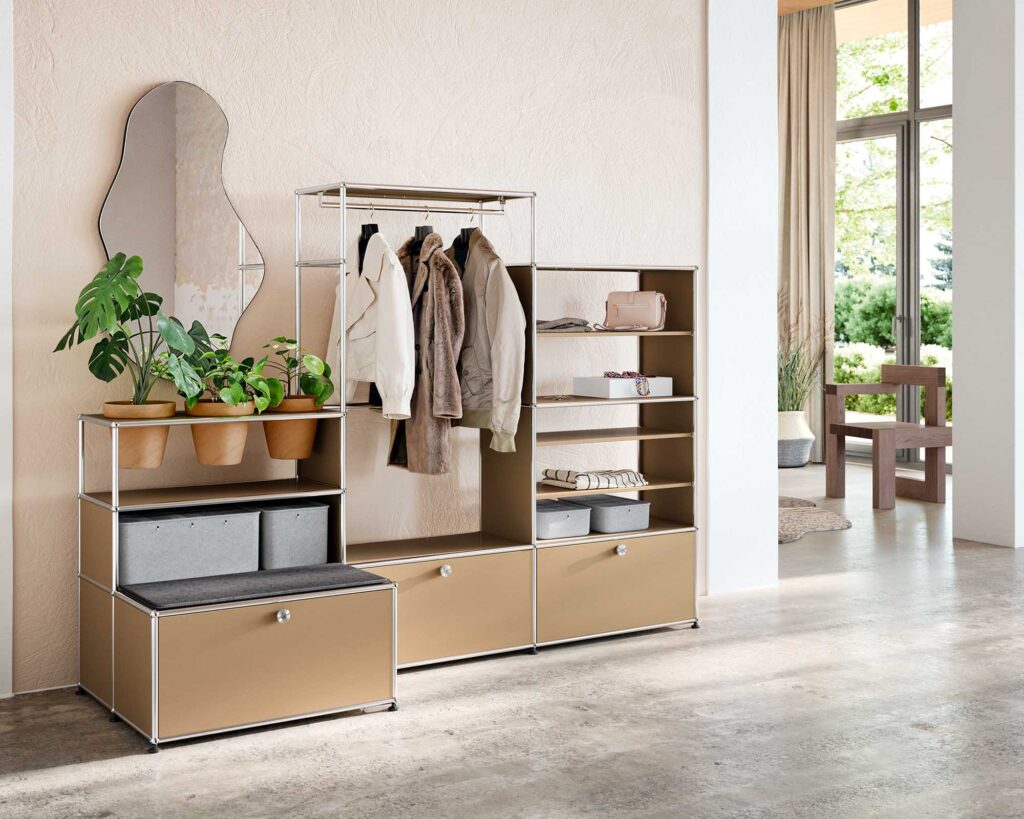 USM Haller Garderobe mit Kleiderstange, Sitzbank und Stauraum im Flur